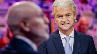 Wilders (rechts) distanzierte sich von dem Angriff auf seinen Kontrahenten Timmermans ...