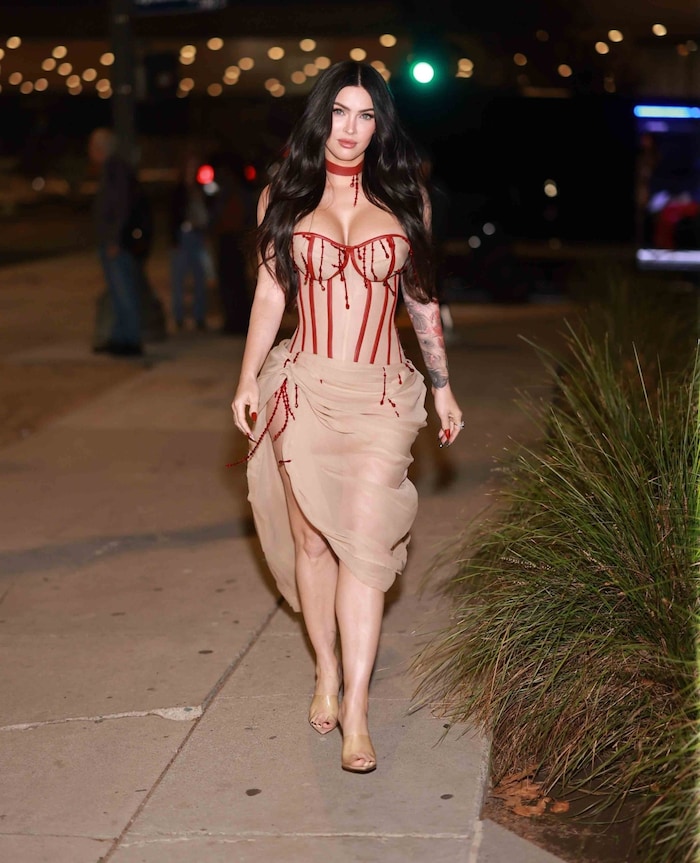 Megan Fox besuchte in diesem aufregenden Naked-Dress eine Veranstaltung zum Horrorfilm ...