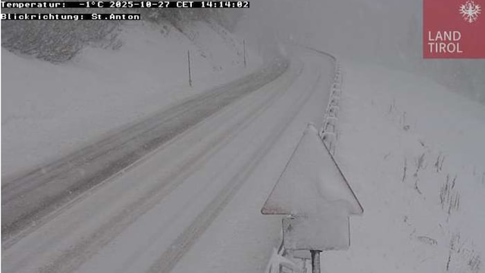 Die Arlbergstraße ist schneebedeckt.