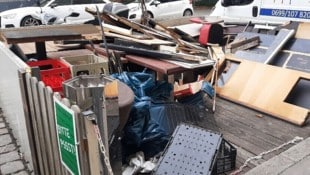 Von einem Schanigarten ist hier nichts mehr zu sehen. Müll füllt den ganzen Bereich.