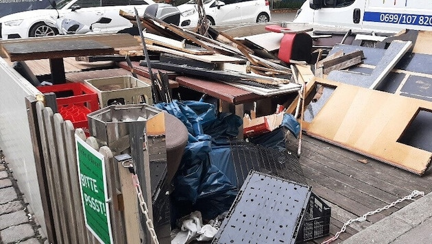 Von einem Schanigarten ist hier nichts mehr zu sehen. Müll füllt den ganzen Bereich.