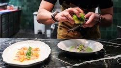 Ein Lehrer steht wegen TV-Auftritten trotz Krankschreibung in der Kritik.