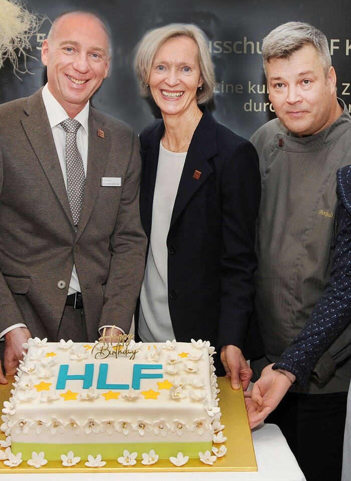 Mit der „Geburtstagstorte“: Wohlgenannt, Wagner und Chefkoch Petr Kralicek.