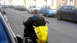 Wenn der Gehsteig nicht reicht, müssen Rollstuhlfahrer oft auf die Straße ausweichen. Dafür ...