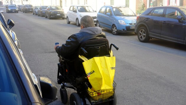 Wenn der Gehsteig nicht reicht, müssen Rollstuhlfahrer oft auf die Straße ausweichen. Dafür ...