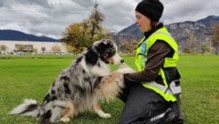 Rangerin Ursula Schelling mit ihrem vierjährigen Australian Shepherd.
