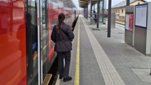 „Bitte warten“ heißt es mehrmals täglich vor der Grenze für die Nordwestbahn nach Retz (Bild) im ...