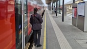 „Bitte warten“ heißt es mehrmals täglich vor der Grenze für die Nordwestbahn nach Retz (Bild) im ...