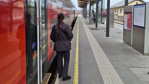 „Bitte warten“ heißt es mehrmals täglich vor der Grenze für die Nordwestbahn nach Retz (Bild) im ...