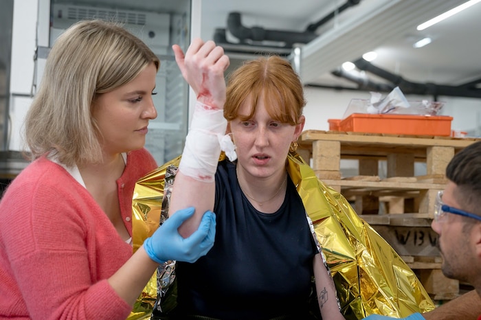 Neben der psychischen Betreuung ist auch der Wärmeerhalt der betroffenen Person wichtig.