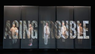 Junge sprechen für alte Frauen in „Aging Trouble“ von Nadja Brachvogel