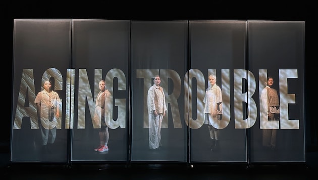 Junge sprechen für alte Frauen in „Aging Trouble“ von Nadja Brachvogel