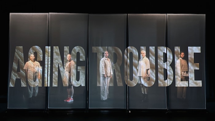 Fünf junge Darsteller*innen treten in „Aging Trouble“ auf