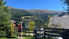 Wandern ist auch im Herbst beliebt. Bäume wechseln ihr Farbenkleid, Hütten bieten Kulinarik.
