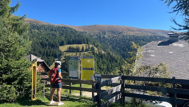 Wandern ist auch im Herbst beliebt. Bäume wechseln ihr Farbenkleid, Hütten bieten Kulinarik.