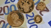 Wer Gold verkaufen will, sollte sich gut über Kurse und Händler informieren.