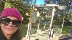 Heute mit Auto, ging’s früher mit dem Bus zur Schule.