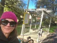 Heute mit Auto, ging’s früher mit dem Bus zur Schule.