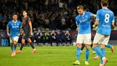 Kevin De Bruyne (2. von re.) verletzte sich bei seinem Elfmeter.