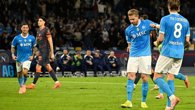 Kevin De Bruyne (2. von re.) verletzte sich bei seinem Elfmeter.