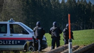 Schwer bewaffnete Polizisten prägten vor genau einem Jahr das Bild im Mühlviertel.