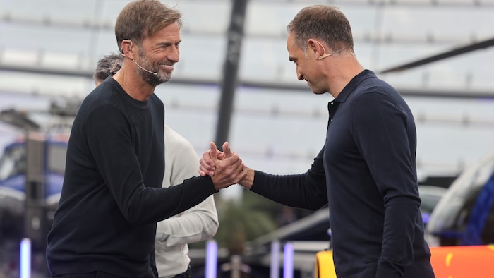 Im Hintergrund zieht Red-Bull-Boss Oliver Mintzlaff (re., mit Jürgen Klopp) die Fäden.