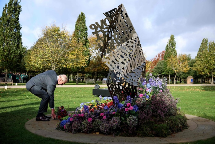 Am Montag wurde das erste Denkmal in Großbritannien für Mitglieder der LGBTQ-Gemeinschaft ...