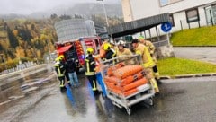 Mit 18 Mann im Einsatz: Die Feuerwehr Bischofshofen.