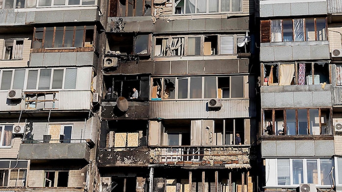 Neben Raketen schlagen auch immer wieder Kamikazedrohnen in ukrainischen Wohngebieten ein.