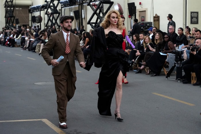 Nicole Kidman ließ in einem Kleid, das dem Look von Rita Hayworth in „Gilda“ nachempfunden war, ...