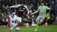 Jadon Sancho (l.) im Zweikampf mit Jadon Sancho