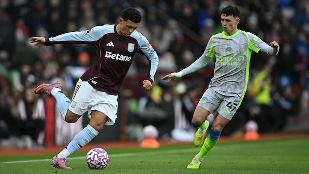 Jadon Sancho (l.) im Zweikampf mit Jadon Sancho