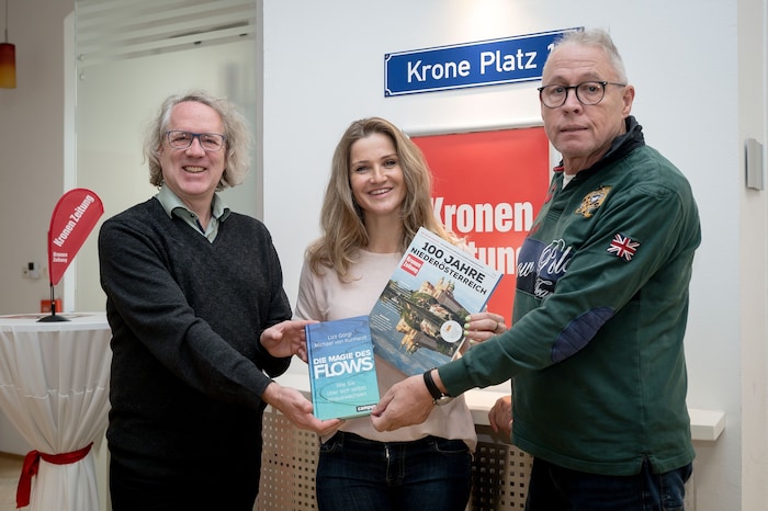 Lizz Görgl mit Redaktionsleiter Lukas Lusetzky (links) und Redakteur Mark Perry (rechts).