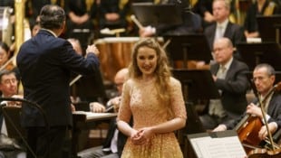 Sopranistin Nikola Hillebrand begeisterte mit dem „Frühlingsstimmen“-Walzer.