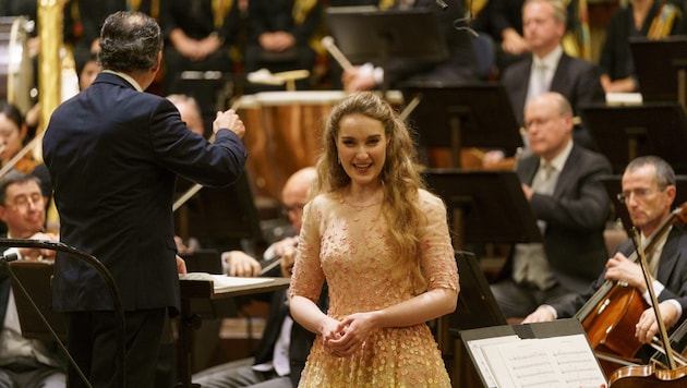 Sopranistin Nikola Hillebrand begeisterte mit dem „Frühlingsstimmen“-Walzer.