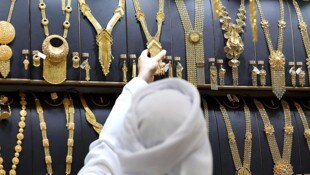 Ähnlich steil, wie der Goldpreis zuletzt bergauf geklettert ist, geht es nun wieder bergab.