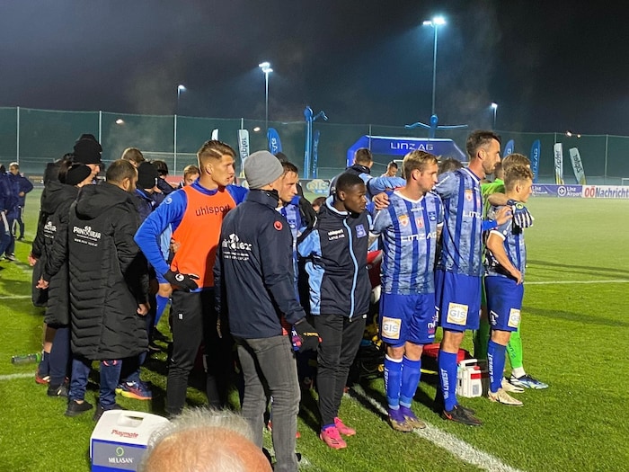 Die BW-Spieler schirmten den kollabierten Dwamena ab.