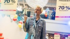 Florian David Fitz als abgehalfterter Star, der nur noch in Kaufhäusern auftritt, in „No Hit ...