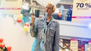 Florian David Fitz als abgehalfterter Star, der nur noch in Kaufhäusern auftritt, in „No Hit ...