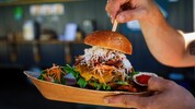 Den Burger ganz nach eigenem Gusto „bauen“: Im Baukasten in Mehrnbach stehen sechs Buns, vier ...