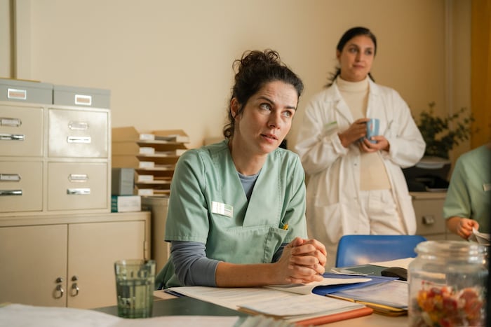 Nora Tschirner als Wissenschafterin in „No Hit Wonder“.