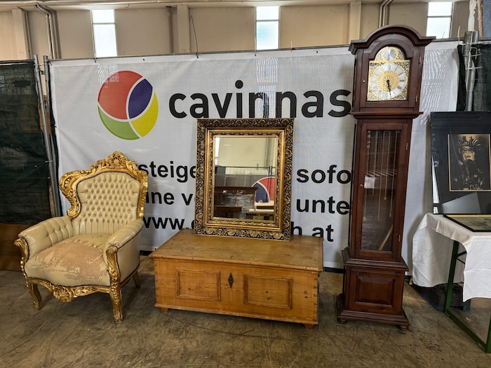 Antike Möbel kommen unter dem Hammer.