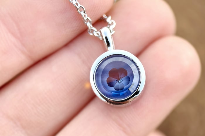 Der genaue Farbton ergibt sich durch die Zusammensetzung der Elemente in der Asche. Wie der ...