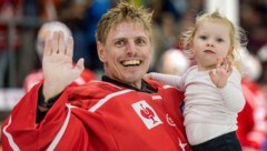 KAC-Tormann Sebastian Dahm mit seinem jüngsten Töchterchen Lova.