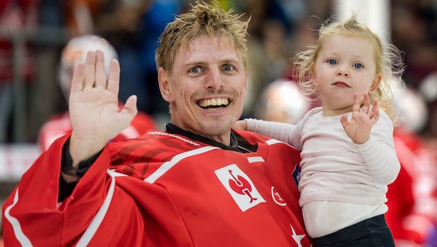 KAC-Tormann Sebastian Dahm mit seinem jüngsten Töchterchen Lova.