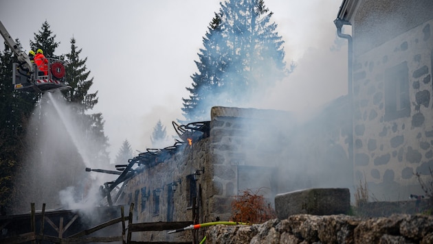 Der Dachstuhl brannte vollständig ab.