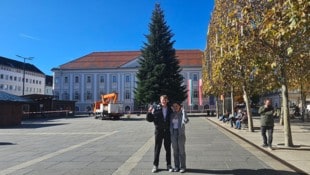 Seit 28. Oktober um 6.40 Uhr steht der Christbaum vor dem Rathaus in Klagenfurt.