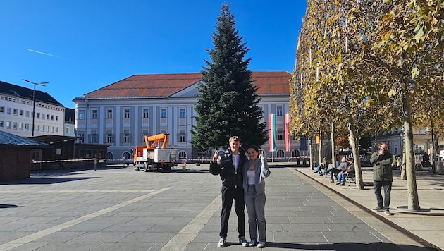 Seit 28. Oktober um 6.40 Uhr steht der Christbaum vor dem Rathaus in Klagenfurt.