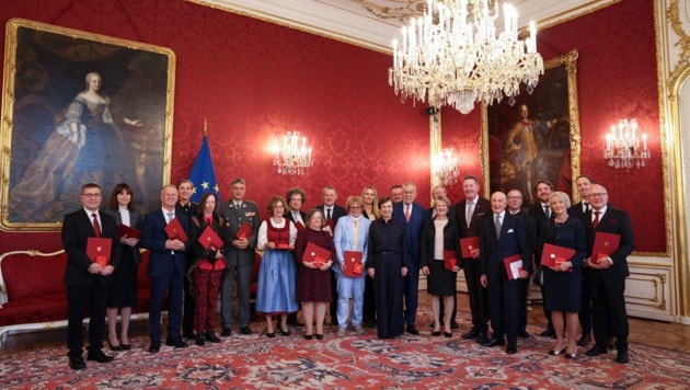 Gruppenbild mit Damen: Die Ausgezeichneten mit dem Bundespräsidenten und seiner Frau.