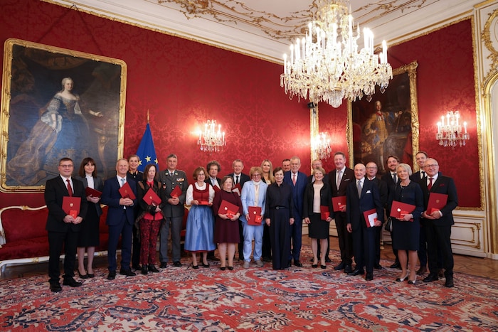 Gruppenbild mit Damen: Die Ausgezeichneten mit dem Bundespräsidenten und seiner Frau.